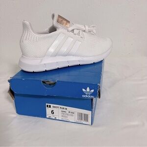 ADIDAS Swift Run Originals White Copper Metal Size 6 Shoes/Sneakers Women NIB
